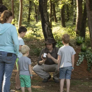 Kinderfeestje in het bos met ranger