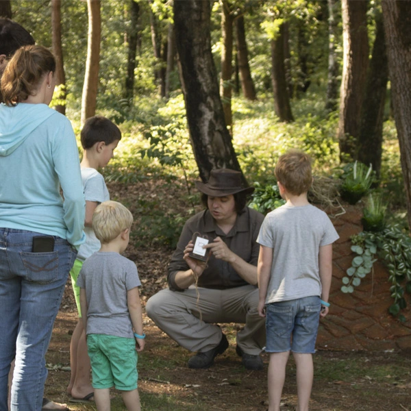 Kinderfeestje in het bos met ranger